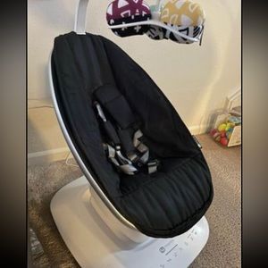 4Moms MamaRoo Bluetooth baby swing